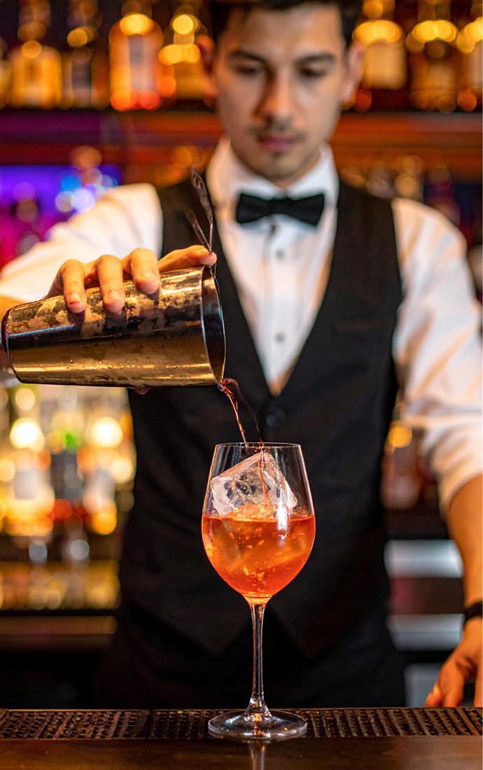 Bartender preparando un coctel