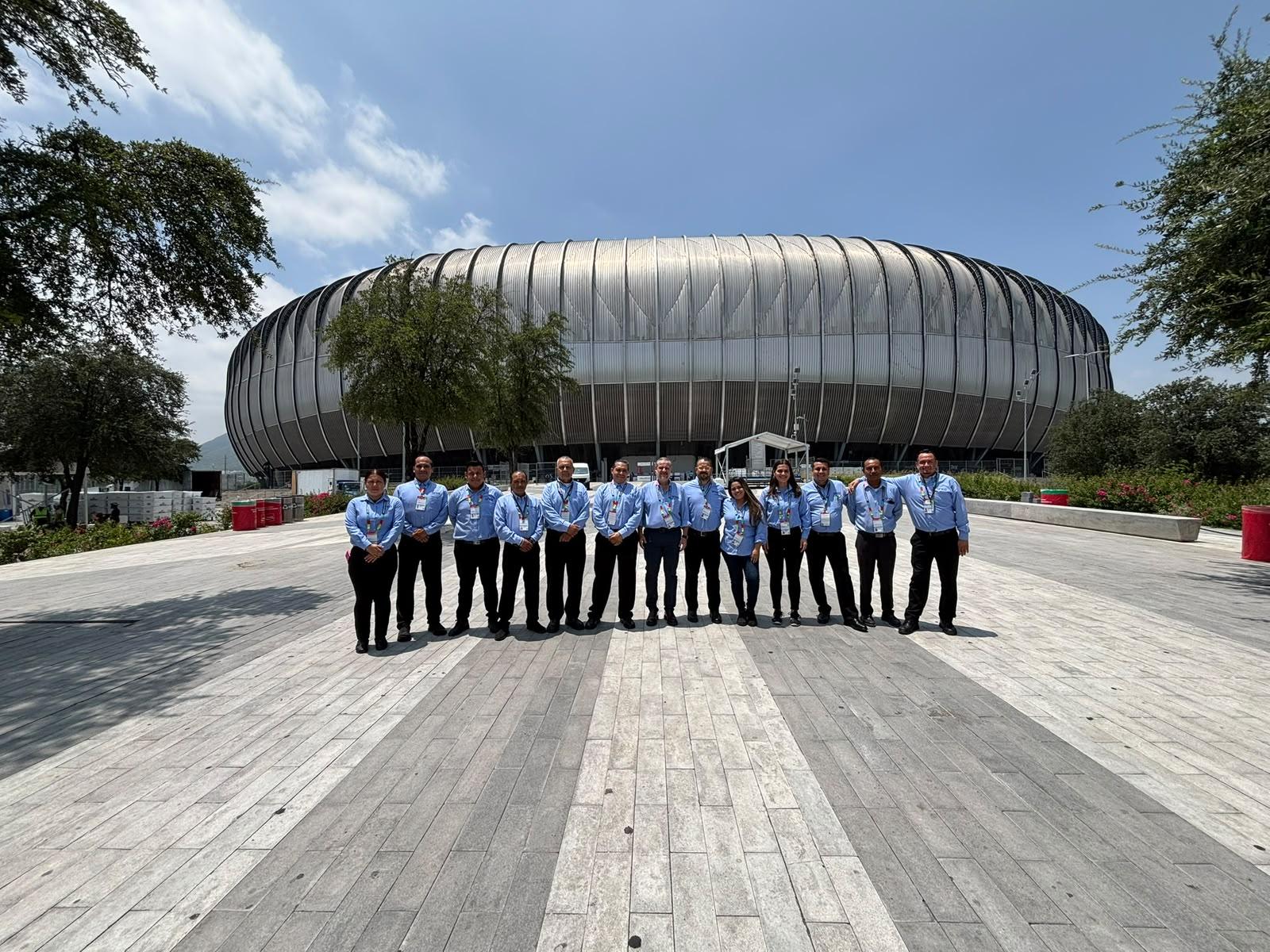 Equipo de Embajada Gourmet frente al Estadio BBVA, Copa Mundial FIFA 2026
